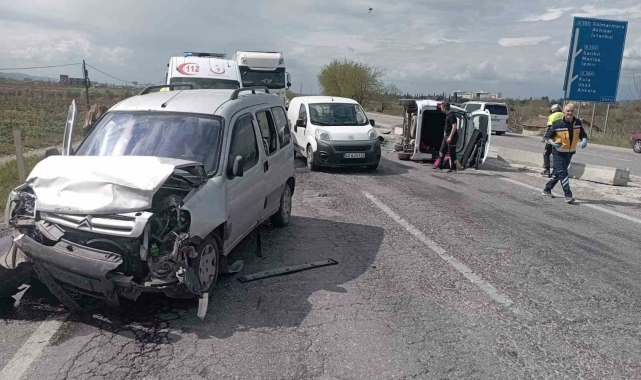 Manisa'da kamyonetler çarpıştı: 6 kişi ölümden döndü