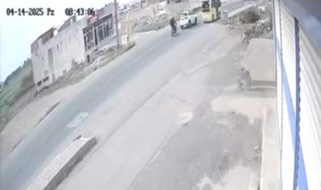 Mardin'de motosikletin otomobil ile tıra çarptığı kaza kamerada