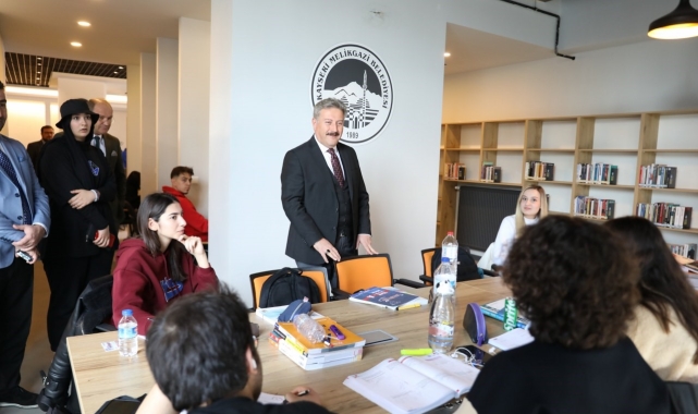 Melikgazi Belediyesi gençlere yönelik hizmetleriyle örnek oluyor