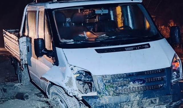 Menfez duvarına çarpan kamyonette 4 kişi yaralandı