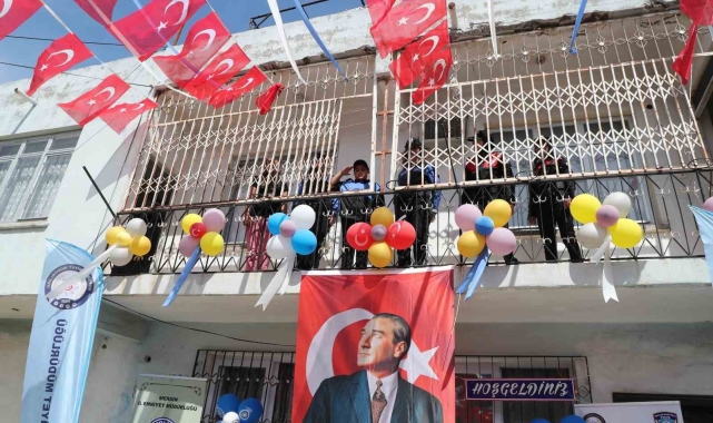 Mersin polisinden 9 yaşındaki Bahri'ye sürpriz doğum günü kutlaması