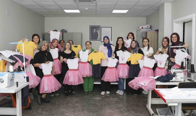 Mersin'de 23 Nisan'da çocukların kıyafeti belediyeden