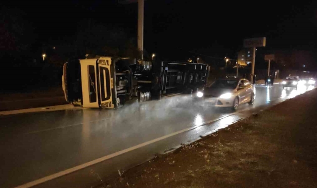 Mersin'de boya yüklü tır devrildi