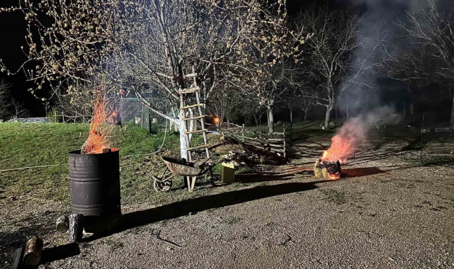 Meyve ağaçlarını zirai dona karşı ateş yakarak koruyor