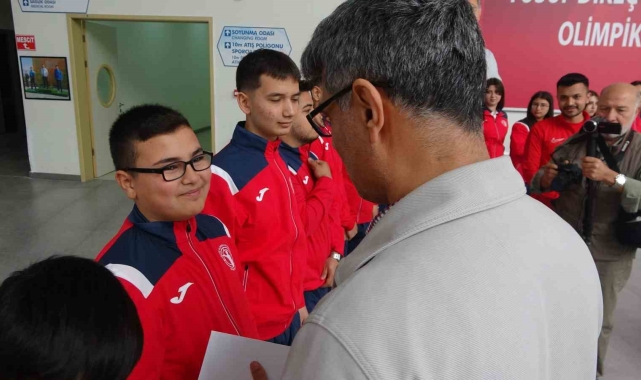 Milli atıcı Yusuf Dikeç, genç sporculara hediyeler dağıttı