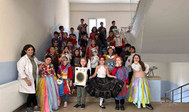 Minik öğrencilerden 'geri dönüşüm' defilesi