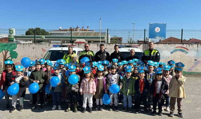 Minik öğrencilerden polislere sevgi seli