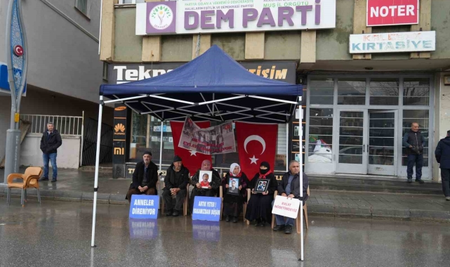 Muşlu anneler sağanak altında evlat nöbetini sürdürüyor