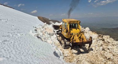 Muş'ta 2 metreyi bulan karda yol açma çalışması