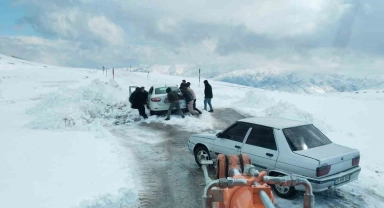 Muş'ta tipi nedeniyle yolda mahsur kalan 60 kişi kurtarıldı