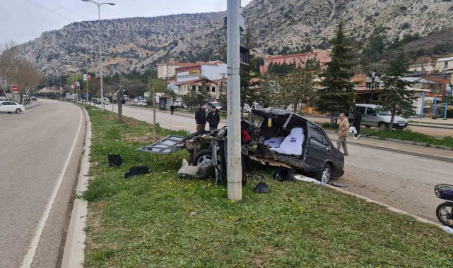 Nallıhan'da feci kaza: Fiat Tofaş araç ikiye bölündü