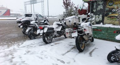 Nisan ayının ortasında tipi ve kar yağışı nedeniyle yolda kaldılar