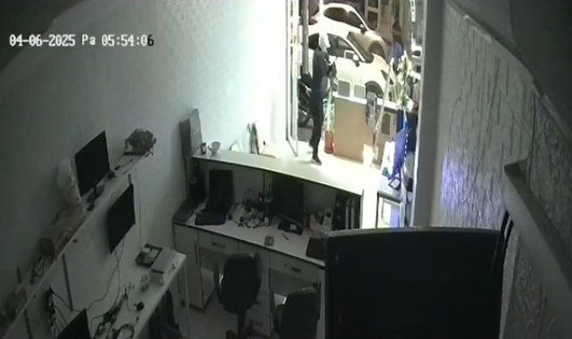 O anlar kamerada: Maskeli hırsız 3 defa gidip geldi, iş yerini soydu