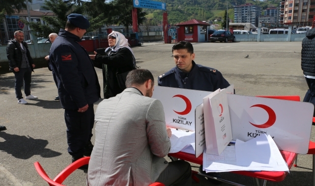 Of'ta öğretmenler ile veliler kan bağışında bulundu