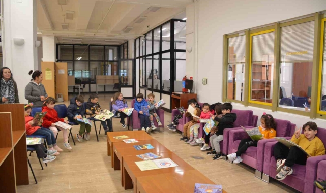 Öğrenciler Anadolu Üniversitesi Kütüphanesini ziyaret etti