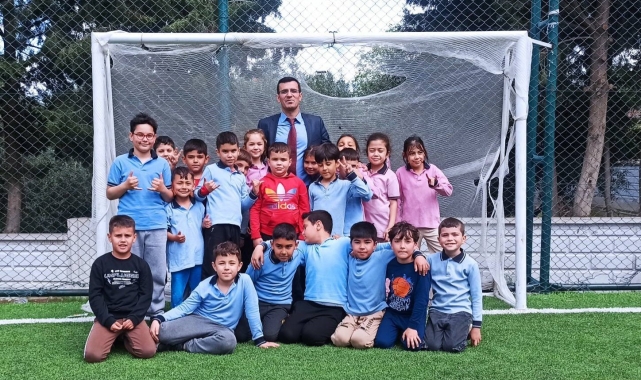 Okullarına kavuşan öğrencilerin yüzü gülüyor