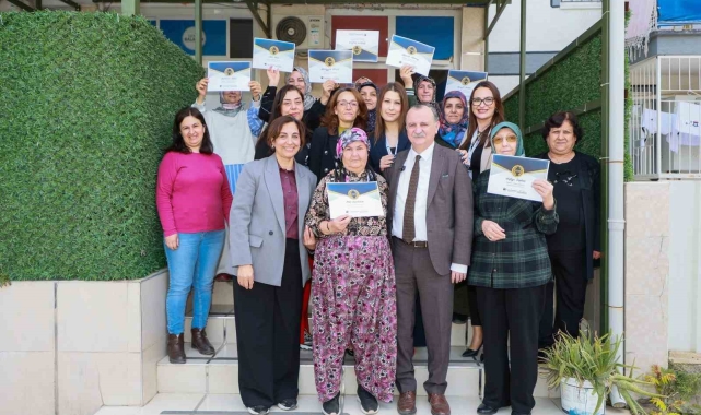 Okuma yazma kursunu tamamlayanlar belgelerini Başkan Balaban'dan aldı
