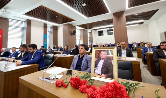 Onikişubat Belediye Meclisi, vefat eden Menderes Akıllı'yı unutmadı