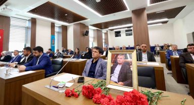 Onikişubat Belediye Meclisi, vefat eden Menderes Akıllı'yı unutmadı