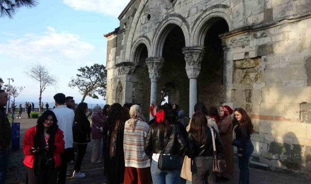 Ortahisar Ayasofya Camisi Ramazan Bayramı'nda ziyaretçi akınına uğruyor