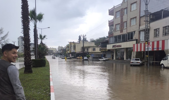 Osmaniye'de sağanak yağmur hayatı felç etti