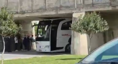 Otobüs köprü altına sıkıştı