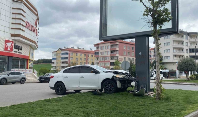 Otomobil reklam panosuna çarptı, sürücü kazayı yara almadan atlattı
