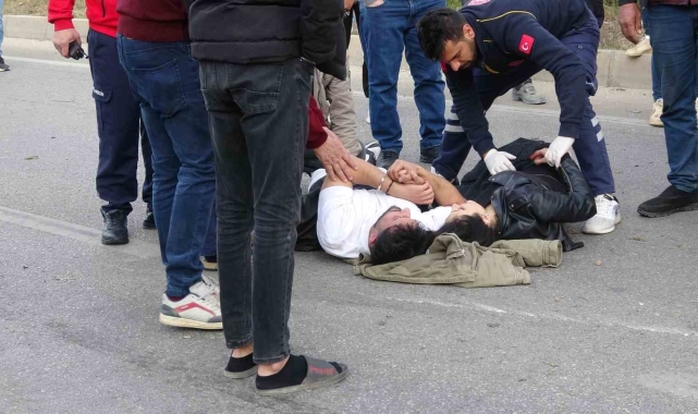 Otomobil ters döndü, iki yaralı el ele tutuşup bekledi