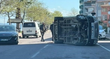Otomobile çarpan araç yan yattı