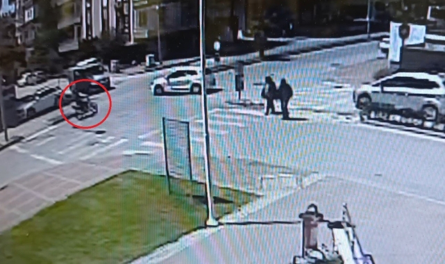Otomobille çarpışan motosikletin sürücüsü metrelerce sürüklendi