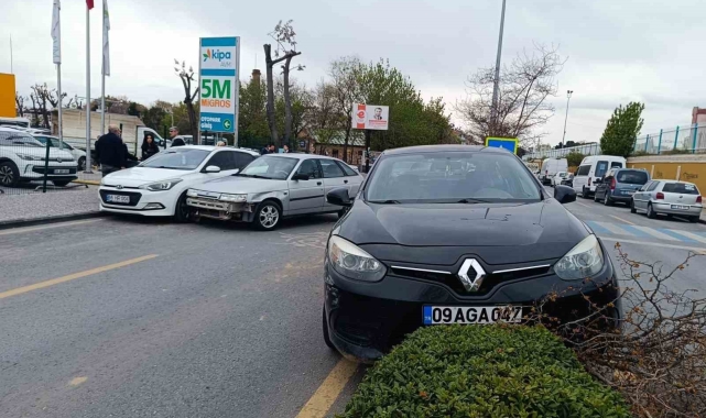 Otoparktan kontrolsüzce çıkan otomobil kazaya sebep oldu