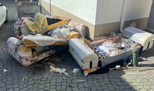 Parçalanmış atık mobilyalarla yaya geçidini kapattılar