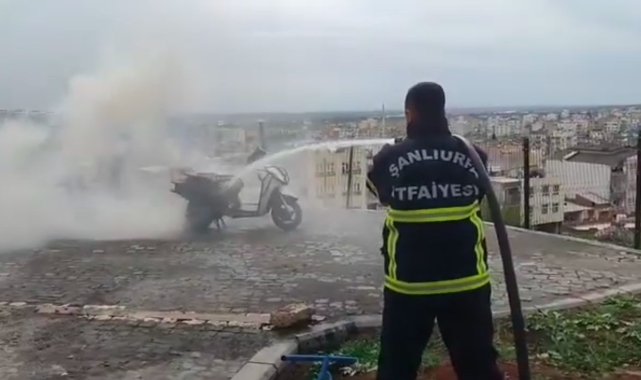 Park halindeki motosiklet alev alev yandı