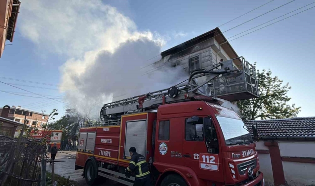 Park halindeki otomobil yandı; alevler eve sıçradı