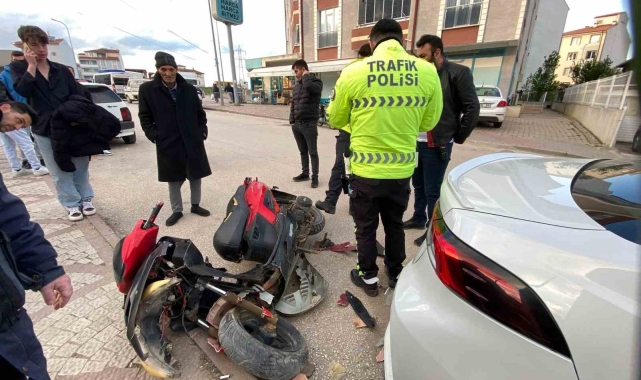 Park halindeki otomobile çarpman motosikletin sürücüsü yaralandı