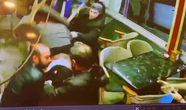 Pastanede küfürlü konuştuğu için uyarılan şahıslar, işletme sahibi ve arkadaşlarını darp etti