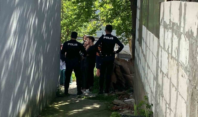 Pencere kenarında yoğurt yiyen çocuk 3 kattan düşerek ağır yaralandı