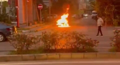 Pendik'te alev alan otomobil bomba gibi patladı