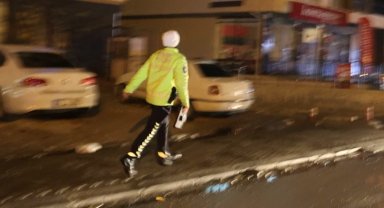 Polis, uygulama noktasını görünce geri geri kaçan aracı koşarak böyle yakaladı