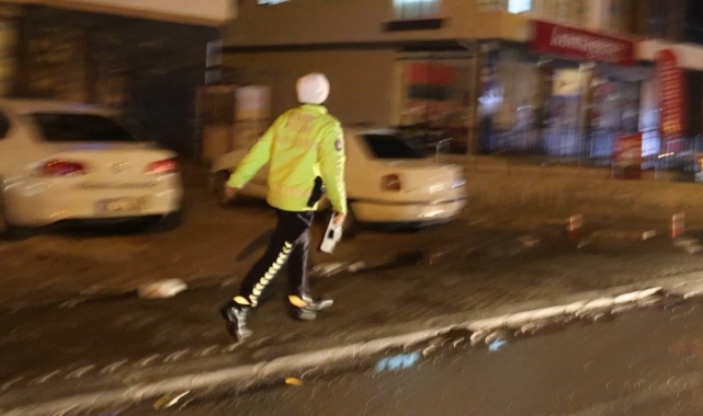 Polis, uygulama noktasını görünce geri geri kaçan aracı koşarak böyle yakaladı