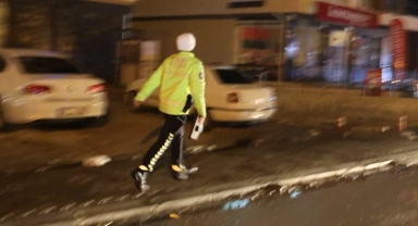 Polis, uygulama noktasını görünce geri geri kaçan aracı koşarak böyle yakaladı