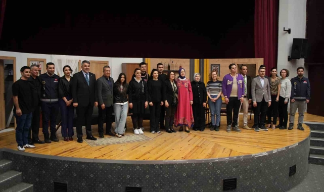 Polisler tiyatroyla uyuşturucuya savaş açtılar