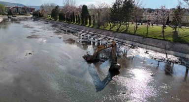 Porsuk Çayı'nı temizleyen 30 tonluk dev ekskavatör çamura gömüldü