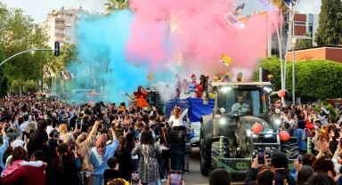 Portakal Çiçeği Karnavalı'nda renkli görüntüler oluştu