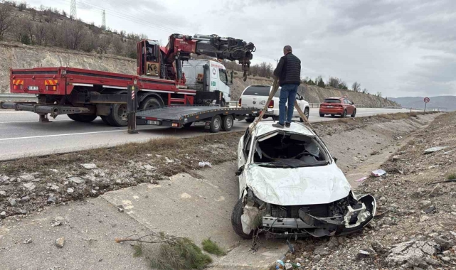 Refüje giren otomobilde 4 kişi yaralandı