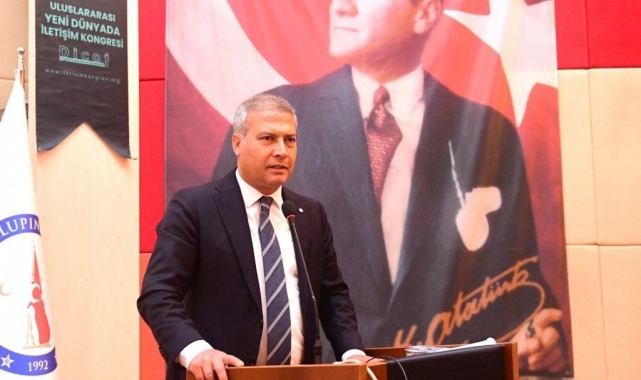 Rektör Adıgüzel '14. Uluslararası Yeni Dünyada İletişim Kongresi'nin açılışında konuştu