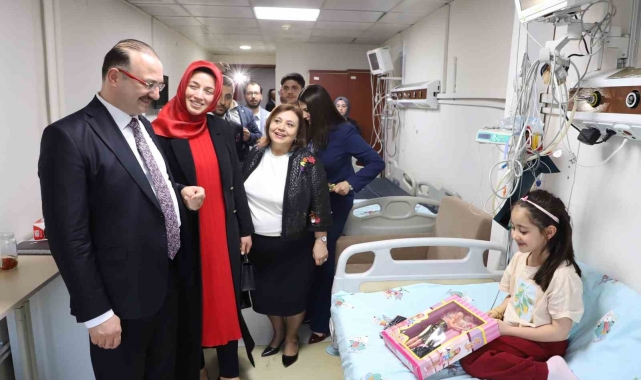 Rektör Ahmet Hacımüftüoğlu ile eşinden anlamlı bayram ziyareti