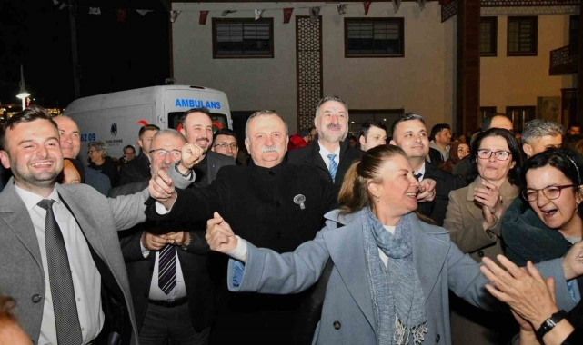 Romanlar günlerini dans ederek kutladı