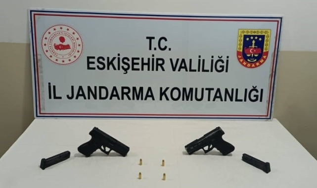 Ruhsatsız tabancaları satmak isteyen şüpheli jandarmadan kaçamadı