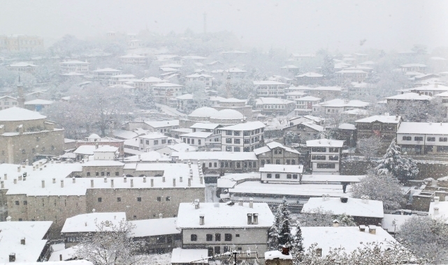 Safranbolu'da tarihi konaklar karla kaplandı